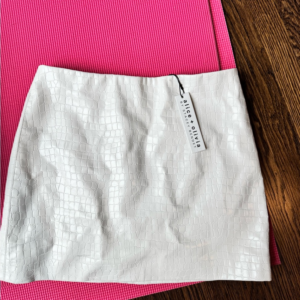 Alice + Olivia white Textured mini Skirt size 4